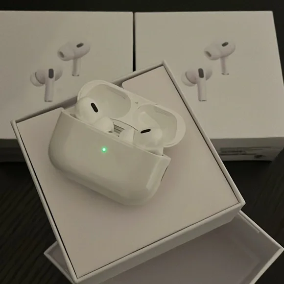 Apple White Wireless Earbuds with Charging Case - Picture 1 of 4